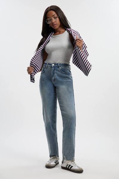  Boohoo Basic High Waist Flared Jean, Mid Blue 