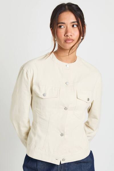  Boohoo Cinched Twill Collarless Shirt, Ecru 