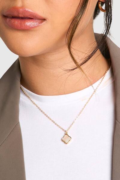  Boohoo Pearl Single Clover Necklace 