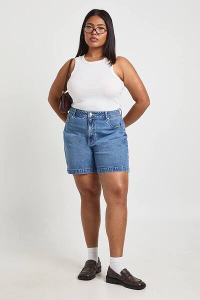  Boohoo Plus Boyfriend Denim Short, Mid Wash 