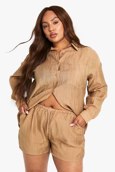  Boohoo Plus Crinkle Woven Oversized Shorts, Mocha 