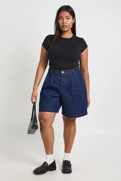  Boohoo Plus Denim Pleated Boyfriend Short, Indigo 