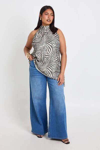  Boohoo Plus Zebra Chiffon Asymmetric Longline Top, Ivory 