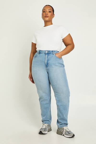  Boohoo The Plus High Waist Mom Jean, Mid Blue 