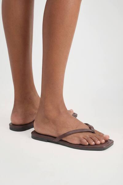  Boohoo Wide Fit Square Toe Flip Flops, Chocolate 
