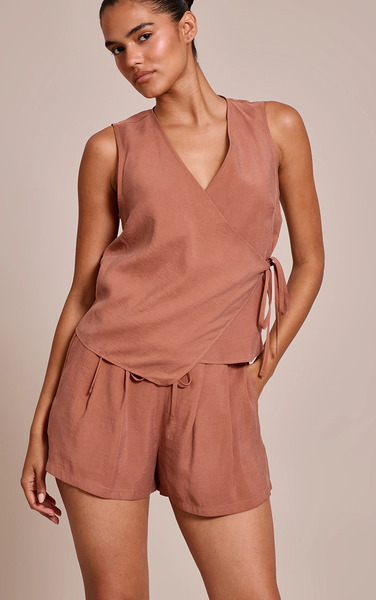  Prettylittlething Chestnut Woven Pleated Shorts 