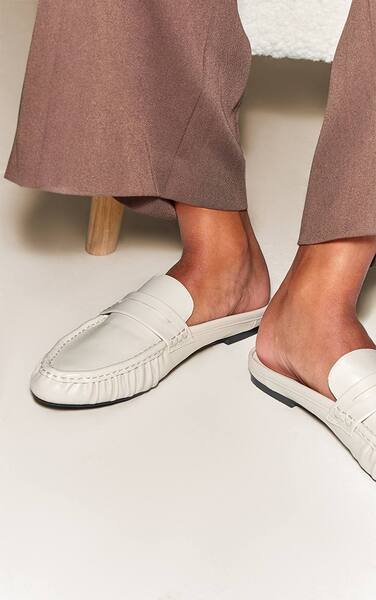  Prettylittlething Cream Suede Ruched Round Toe Loafer Mule 