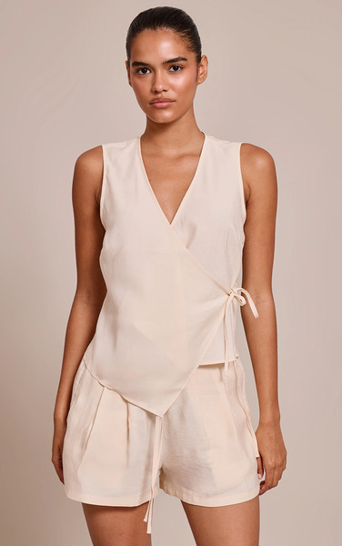  Prettylittlething Cream Woven Pleated Shorts 