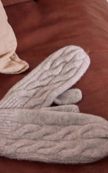  Prettylittlething Grey Cable Knit Mittens 