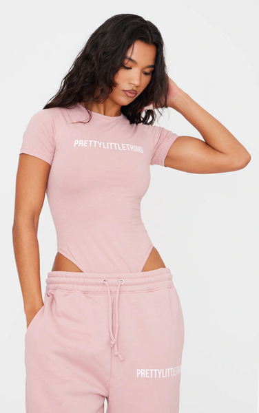  Prettylittlething Prettylittlething Light Pink Logo Short Sleeve Bodysuit 