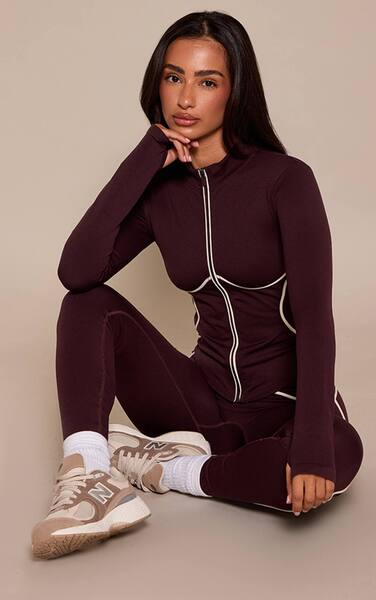  Prettylittlething Petite Chocolate Seamless Contrast Seam Jacket 