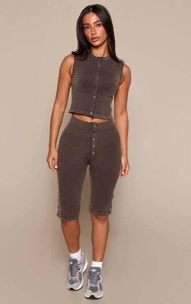  Prettylittlething Petite Contour Rib Popper Detail Capri Pants, Chocolate 
