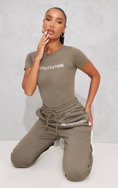  Prettylittlething Prettylittlething Sage Khaki Logo Short Sleeved Bodysuit 
